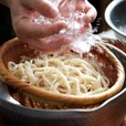 冷水で締めた冷たいうどんも【「武蔵野うどん小麦晴れ 」新店舗オープン】