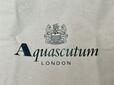フロントに「Aquascutum」のロゴデザイン入り