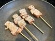 【ロピア 冷凍国産焼鳥】フライパン一枚でじっくり火を通すだけ、余分なものを加えなくてもお肉の旨みだけで仕上がっていきます♪