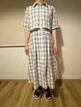 【Honeysの大人ライン「GLACIER」シャツワンピース】身長165cm・Lサイズ(オフチェック)着用。上下ともふわっとしたシルエットで体のラインを拾いません