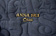 上品な「ANNA SUI mini」のロゴプレート