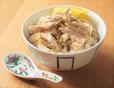 温かいご飯に裂いた鶏胸肉を乗せて、茹で汁と鶏油を回しかける。量はお好みで
