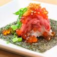 「うにたん（牛タンユッケとウニいくらの肉寿司）」※プレミアムコース対象【俺の牛タンカレー食ってみな。／本格牛タン居酒屋 牛タン番長】