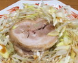 ネギをのけると厚切りチャーシューが。880円。