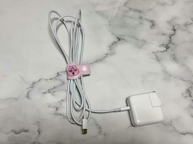 PCの充電器のケーブルもスッキリまとまります！