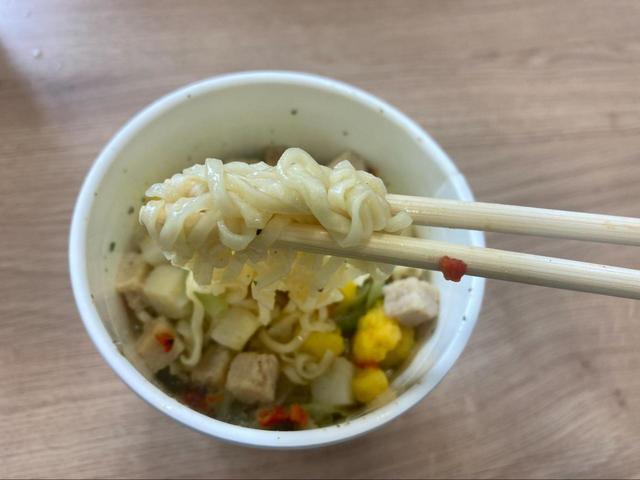 【日清カップヌードル「しお」】オリーブオイルがきいている