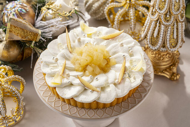 「マジェスティック・ホワイト」<期間:2025年11月14日〜12月26日>【【ヒルトン東京】20種類以上の“豪華クリスマススイーツ”をロイヤル気分で楽しむ『King&Queenのクリスマス スイーツビュッフェ』】