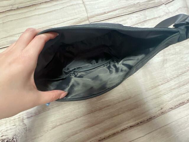 内側はポケットなどはないシンプルな作り