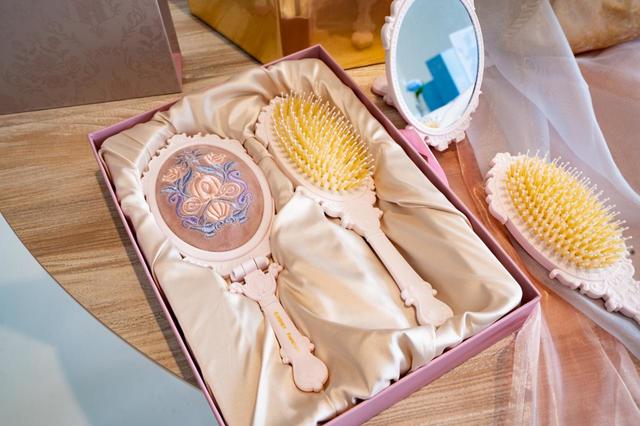 ミラー&ヘアブラシセット 6,800円｜PRINCESS DAYS by Francfranc