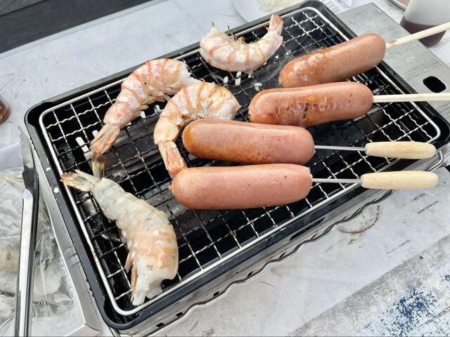 【業務スーパー 徳用フランクフルト】串が焼けてしまわないように網の端で焼き中…