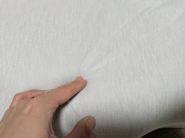 【ニトリ 横向き寝がラクなまくら】素材はウレタンフォーム。ほどよい反発力と弾力があります!