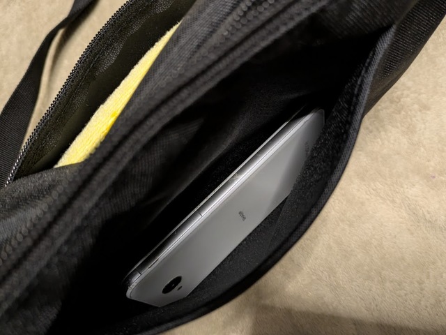 【無印良品 背面ポケット付き　撥水ショルダーバッグ】背面ポケットにスマホを入れて、ボディバッグのように背中に密着させておけば、スマホが振動した時に気づけます◎