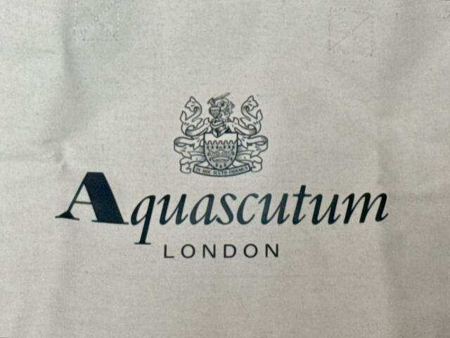 フロントに「Aquascutum」のロゴデザイン入り