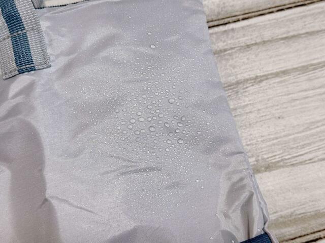生地には撥水加工が施されており、ちょっとした雨の日でも安心して持てそう♪