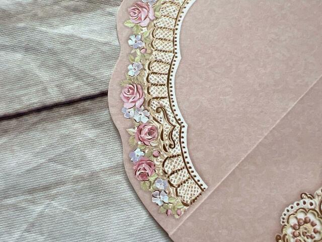 封筒の縁もお花模様。ピンクゴールドの箔押しが高級感抜群…！
