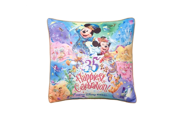 クッション 2,800円｜縦約44×横約44×厚さ約16cm｜東京ディズニーリゾート35周年“Happiest Celebration! ”スペシャルグッズ