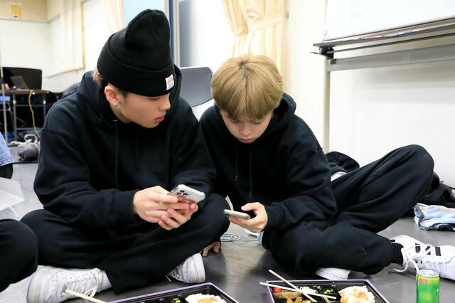 スマホで何かをチェック中?