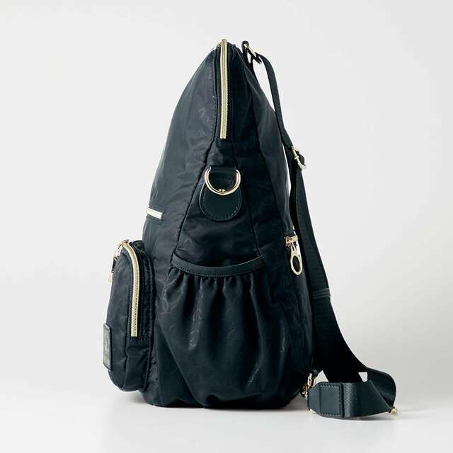 エンボス2WAYトラベルバッグ（ショルダーバッグ／リュックサック）「ミッキーモチーフ」｜￥ 8,990 （税込）