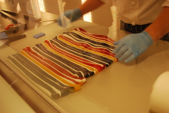 CANDY SHOW TIME：ライチキャンディーづくり・周りにレインボーカラーのキャンディーを付ける