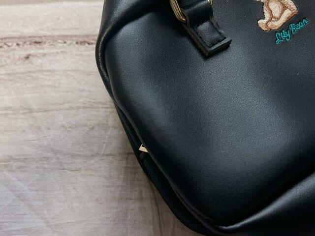 素材はPVC合皮。リッチなレザー調の生地です