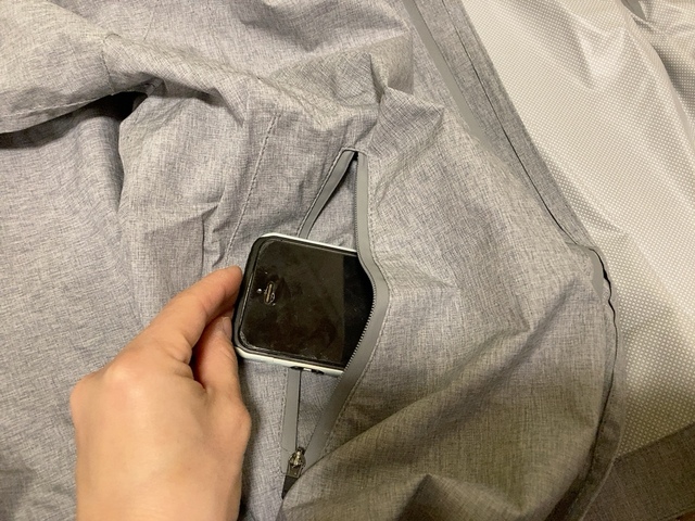 【ワークマン レディース高撥水フーデッドロングレイン】スマホなどの落下を防ぐ