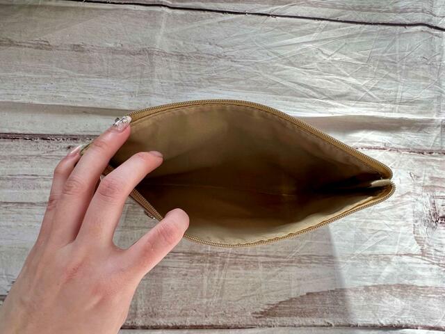 ポーチはファスナーで開閉できます