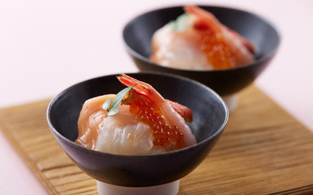 「海鮮丼(ディナー限定)」<期間:2026年3月1日〜4月30日>【浅草で多彩なメニューをブッフェで楽しむ!「牛ロースのグリル」や「ラム肉のグリル」などの約100種の料理が食べ放題!】