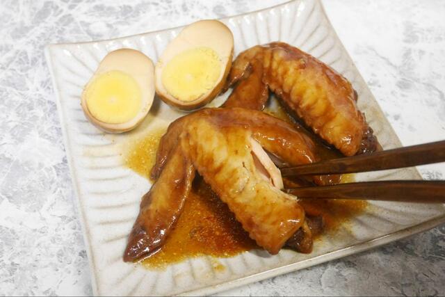 【業務スーパー 手羽先と玉子の甘辛煮】とろけるやわらかさ