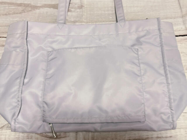 一見ポケットに見えますが、底部のファスナーに秘密が！