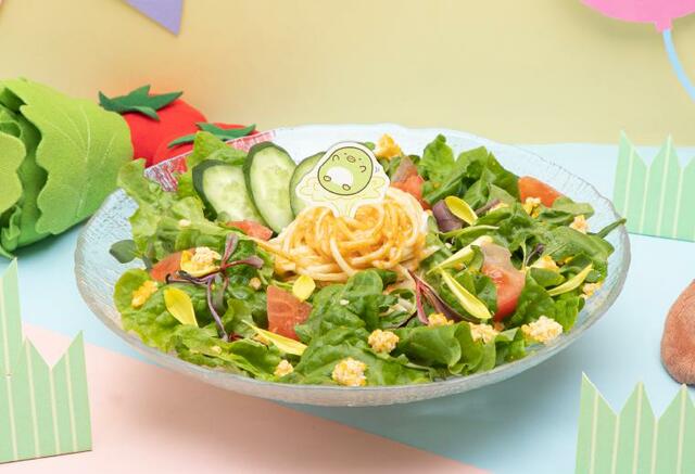 「たべもの王国のサラダの噴水」パスタサラダ 1,000円(税込1,100円)|すみっコぐらしカフェ ~ようこそ!たべもの王国~