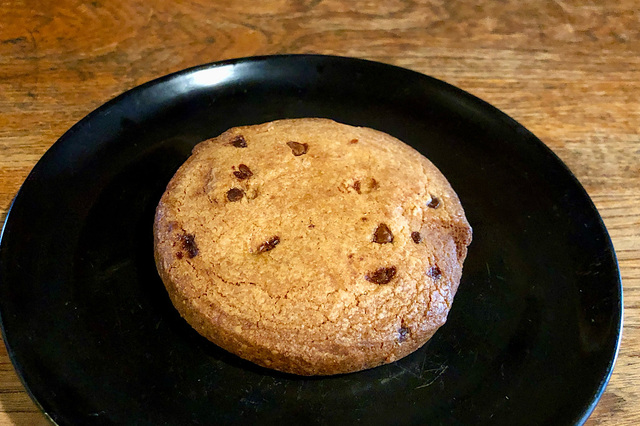 【シャトレーゼ　バニラキャラメルクッキー】パッケージを開けるとバニラとキャラメル、バターの香りが広がります