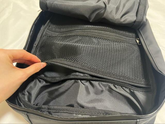 【ワークマン　BASICバックパックll】前気室にはファスナーで開閉できる15×20cmのポケットが2つ