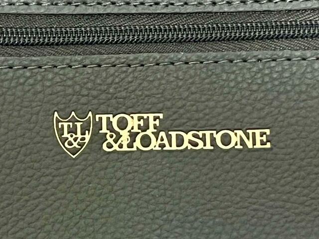 フロントにはゴールドの箔押しのブランドロゴ入り♪