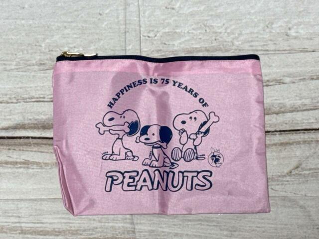 ピンク×ネイビーの配色がかわいいミニポーチ