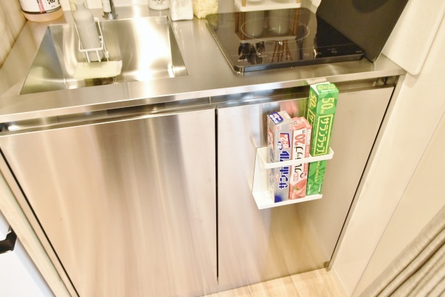 シンクの下にも調理器具が揃う