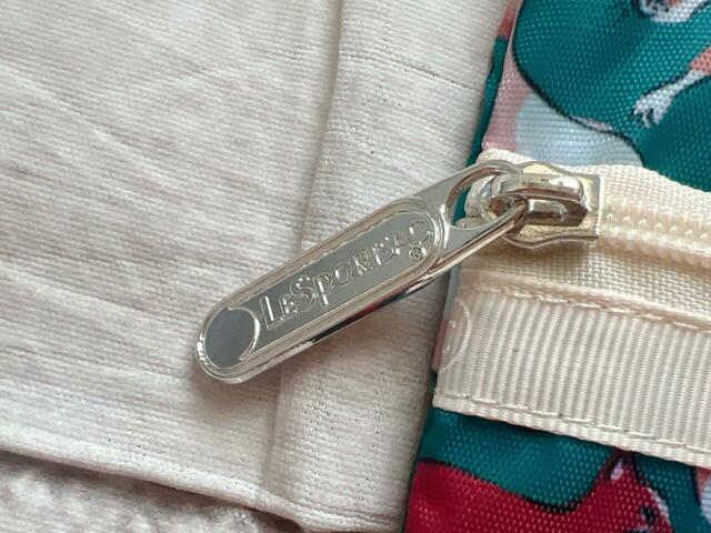 もちろんファスナーにもレスポのロゴ入り！