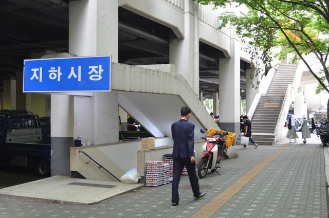 楽園商街のビル脇の階段を降りると地下市場