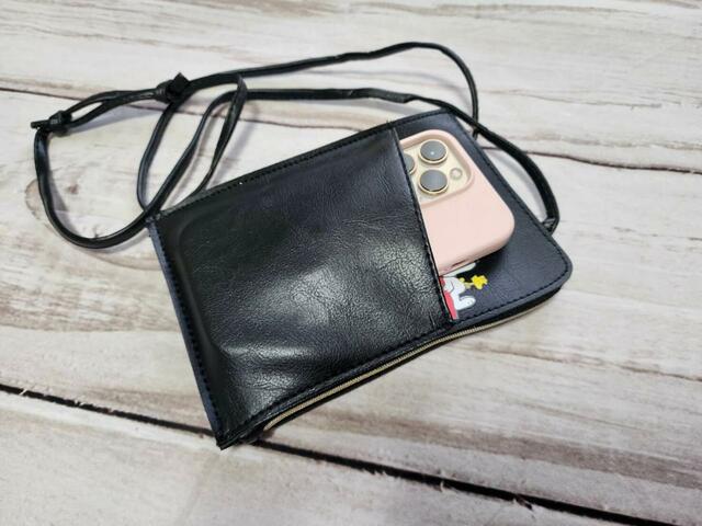 外側のポケットにスマホを入れてみました【GLOW 2023年11月号増刊】付録「SNOOPYスヌーピーカードケース付きレザー調スマホポシェット」