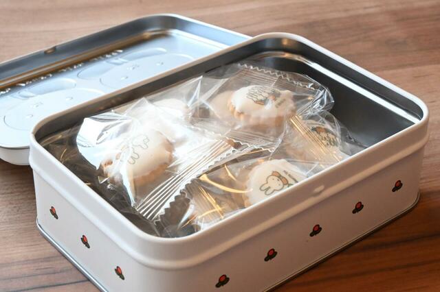 【誕生70周年記念 ミッフィー展／角缶　アイシングビスケット ￥1,728】ひと口サイズのアイシングビスケットが10個入り