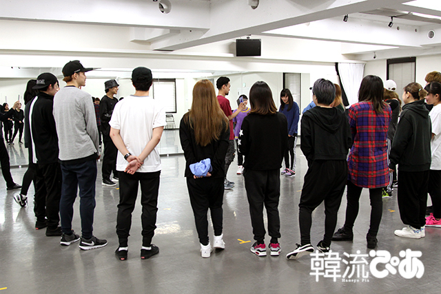 Ruiさんと50-FIFTYさん　合格者と円になって和やかに自己紹介