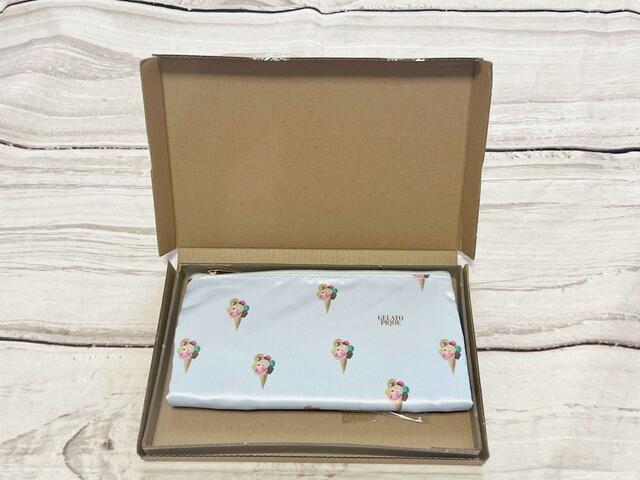 いざ開封！この時点でかわいいこと確定です…！【sweet 2023年10月号付録】「gelato pique（ジェラートピケ）特製　上質サテンポーチ＆ハードカバーメモノート」