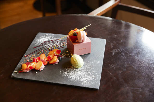 【ベルアメール 京都別邸　カフェメニュー】「苺とルビーチョコのミルフィーユ ショコラ仕立ての枡」￥2,200