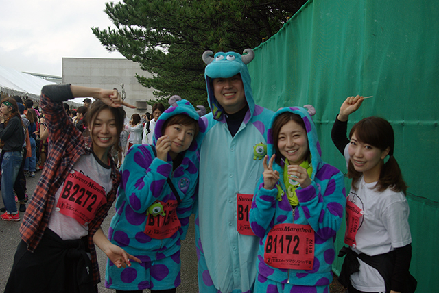 給スイーツ所で仮装ランナーとパシャリ！