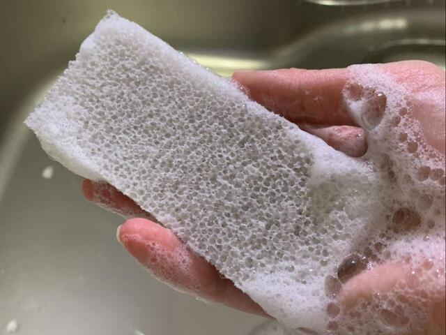 【ニトリ毎日とりかえキッチンスポンジ】2〜3回揉むだけで洗剤が全体に行き渡ります