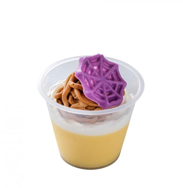 プリン&マロンクリーム、スーベニアカップ付き 900円|提供店舗:東京ディズニーランド「スウィートハート・カフェ」/東京ディズニーシー「ザンビーニ・ブラザーズ・リストランテ」|東京ディズニーリゾート「ディズニー・ハロウィーン」2022スペシャルメニュー