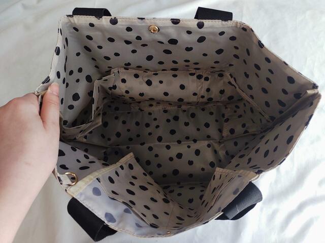 裏地は、ポップなドット柄