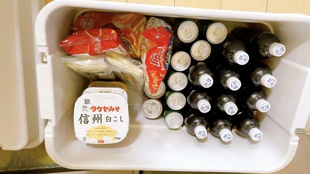 【無印良品 ポリプロピレン頑丈収納ボックス 大 50L】500mlペットボトル×11、350ml缶×9、味噌×2、パスタ、乾麺など×6袋、缶詰×2が入りました