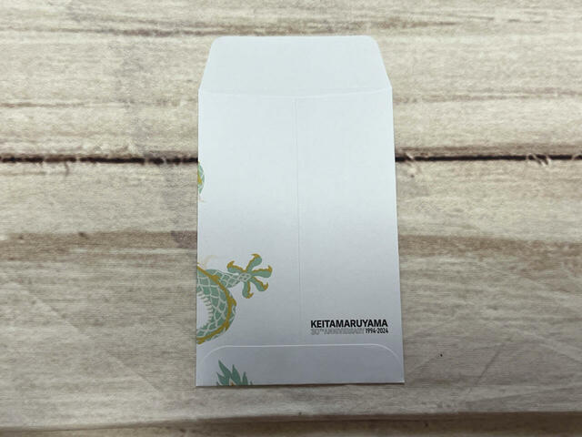 裏面には「KEITAMARUYAMA」のロゴ入り!