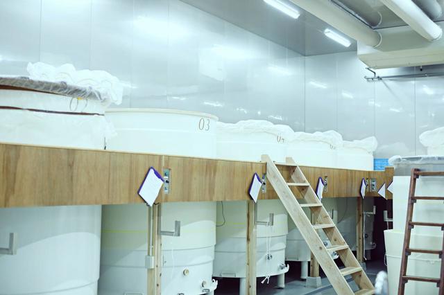 温故知新──旧蔵とタンク庫など最新設備の同居にも蔵の姿勢が表れている。撮影／鈴木規仁