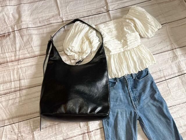 GU新作「2WAYロングベルトバッグ」×「ホワイトのオフショルトップス×セミフレアデニム」フェミニンなデニムコーデに合わせるとピリッと引き締まります♪